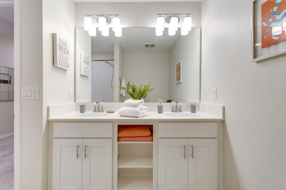 Beautiful 2 Bdrm 2 BA Condo Condo (3111U307 Amazing Story Lake Brand New) 11