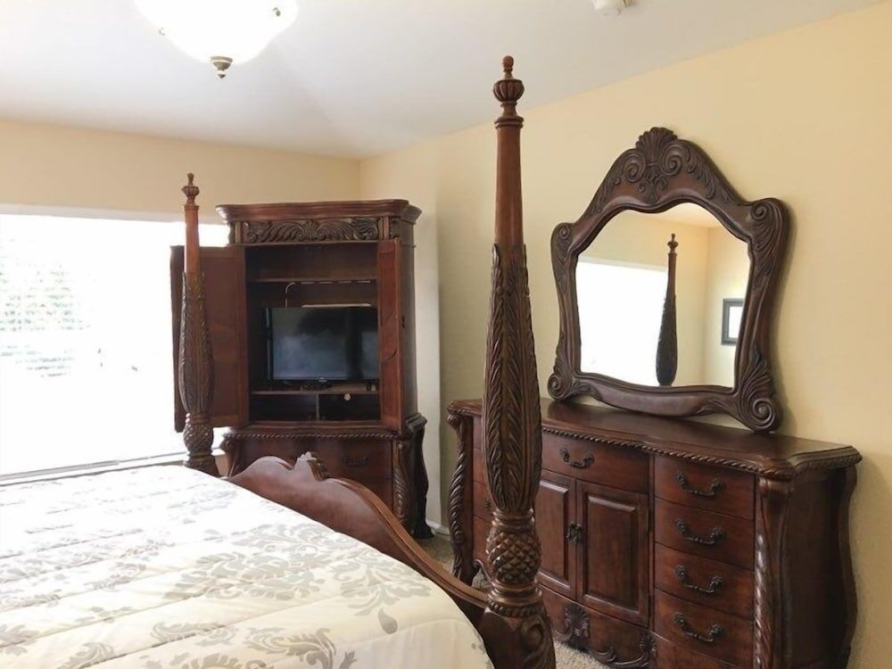 Windsor Hills Magic Private Screened Pool 6 Bedroom Condo by Redawning Condo, 6 Bedrooms 7