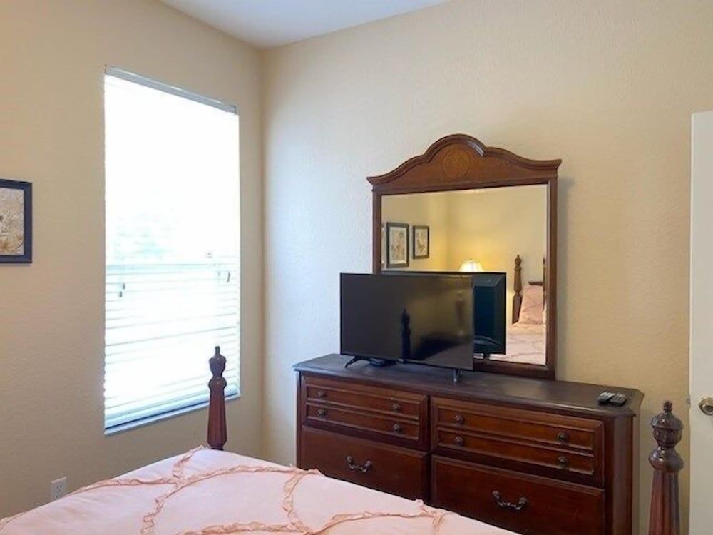 Windsor Hills Magic Private Screened Pool 6 Bedroom Condo by Redawning Condo, 6 Bedrooms 5