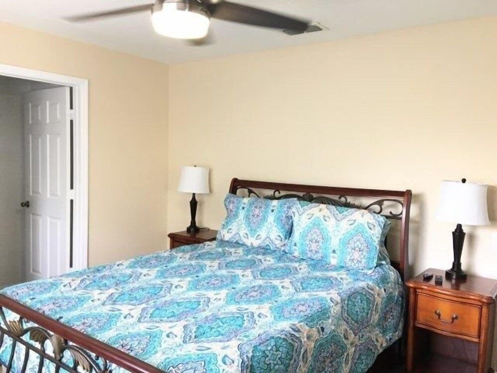 Windsor Hills Magic Private Screened Pool 6 Bedroom Condo by Redawning Condo, 6 Bedrooms 8