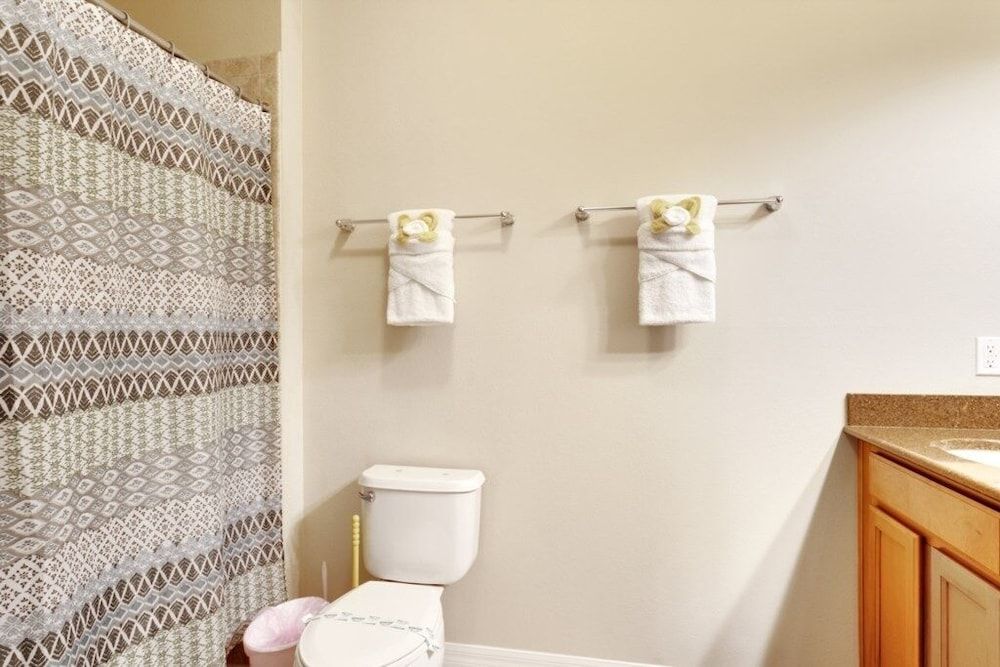 5 Bed 4 Bath Town With South Facing Pool 5 Bedroom Townhouse by RedAwning Townhome, 5 Bedrooms 16