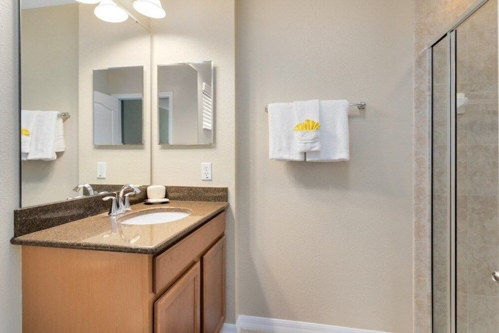 5 Bed 4 Bath Town With South Facing Pool 5 Bedroom Townhouse by RedAwning Townhome, 5 Bedrooms 18