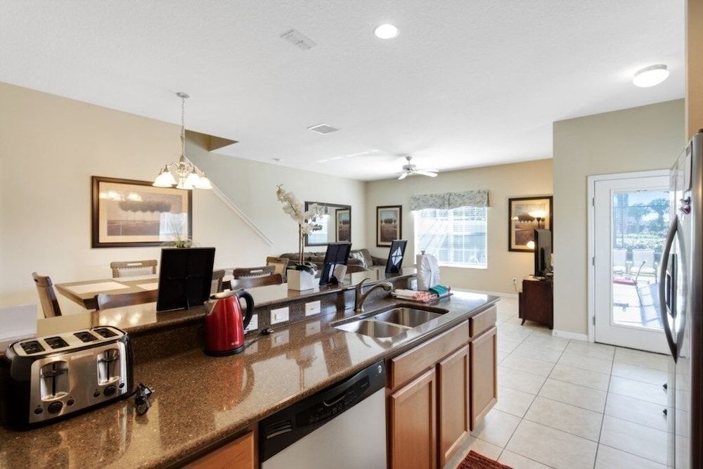 5 Bed 4 Bath Town With South Facing Pool 5 Bedroom Townhouse by RedAwning Townhome, 5 Bedrooms 12