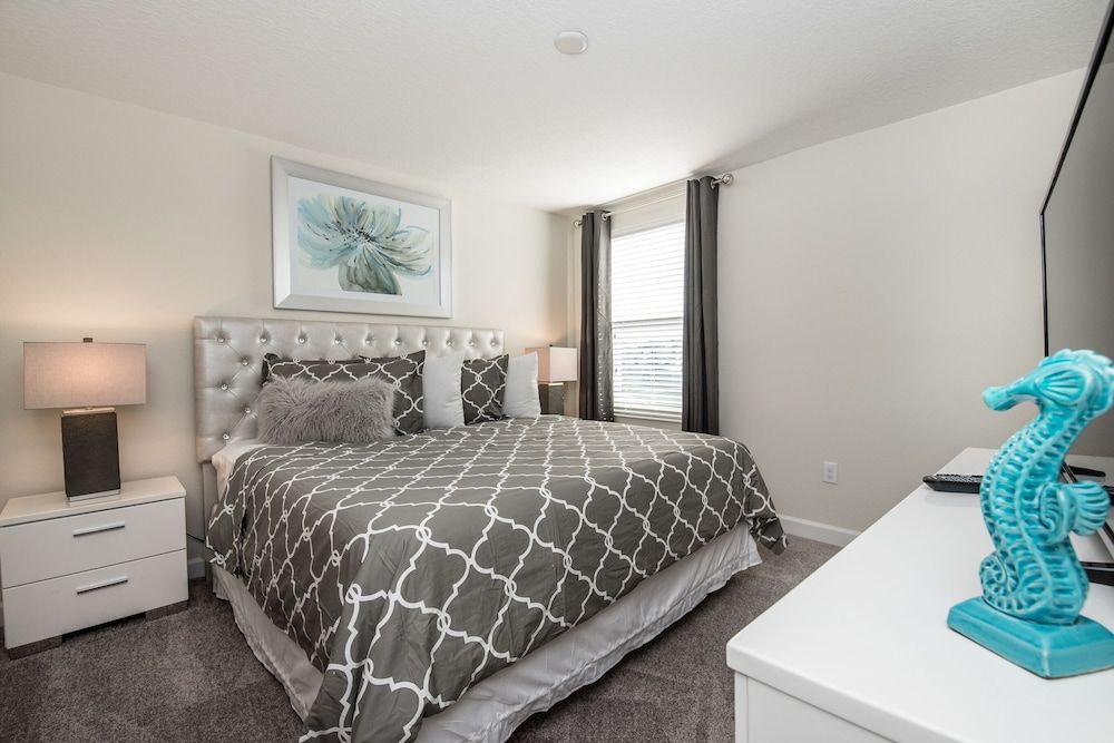 undefined 8 Bdrm 5 Bath Villa 8