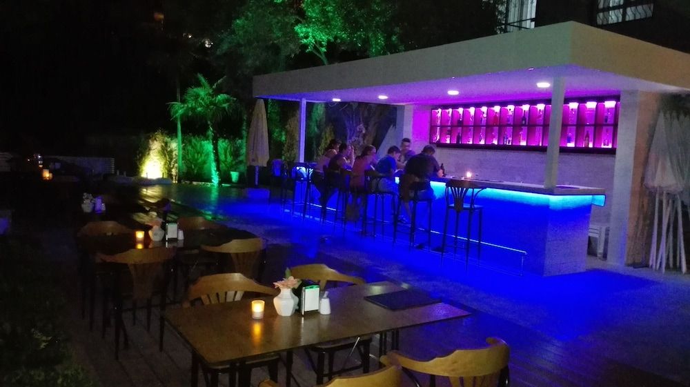 undefined Happy Apart 8