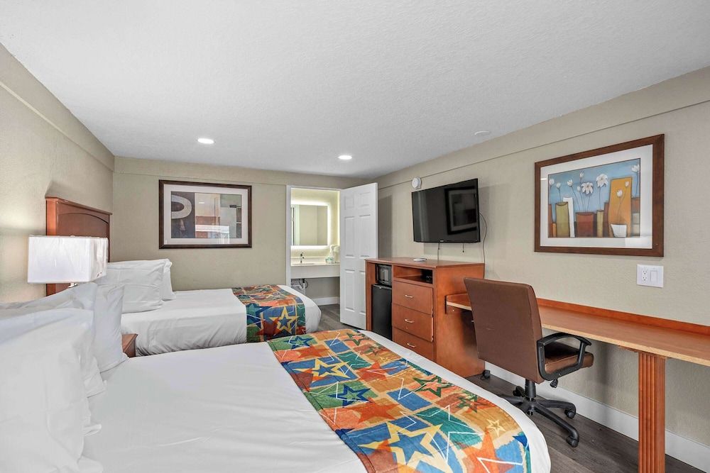 undefined Travelodge by Wyndham Kissimmee/Orlando 4