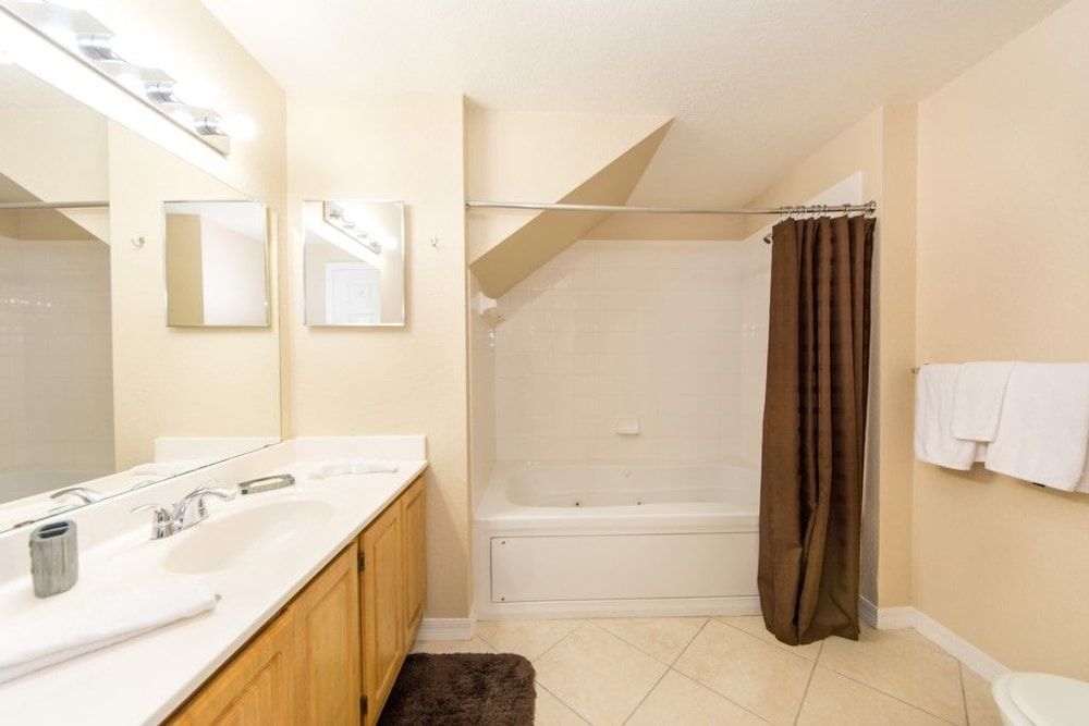 Apartment & Town Homes Close to Disney Comfort Townhome, Multiple Beds, Non Smoking 9