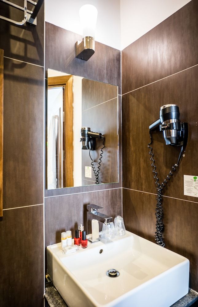 Art Hotel Eiffel Standard Double Room 6