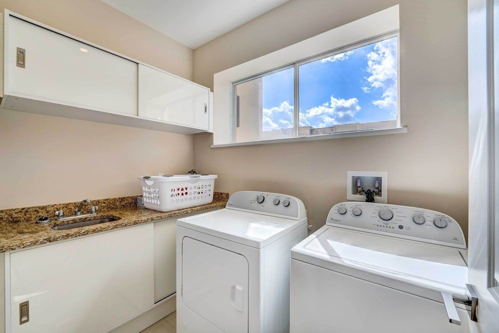 undefined Modern Townhome w/ Patio & Grill < 2 Mi to Disney! 7