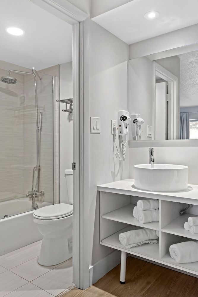 Developer Inn Express Fundamental Deluxe Room, 1 Queen Bed, Pool View 6