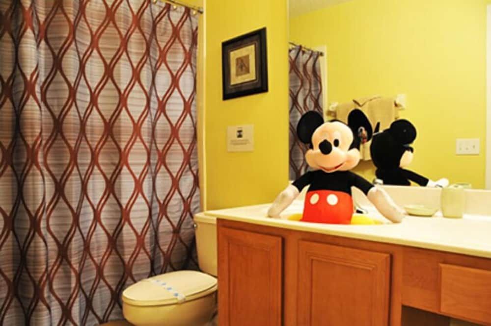 Lake Berkley - 7 Bed 5 Baths Villa Family Villa, Multiple Bedrooms, Garden Area 9