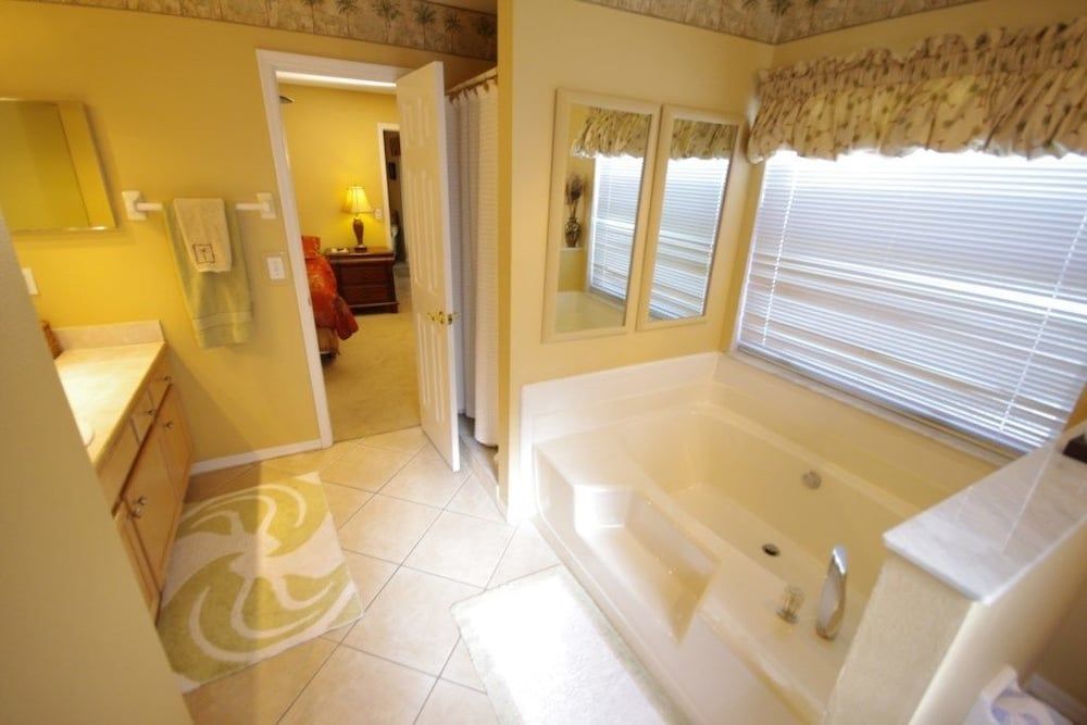 Deep Soaking Bathtub