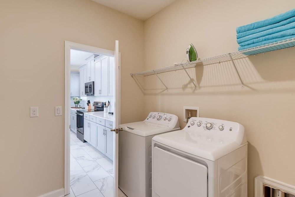 8992 CC - Exquisite 5 Bed Single Family House, Multiple Beds (8992 CC - Exquisite 5 Bed Single Fami) 9