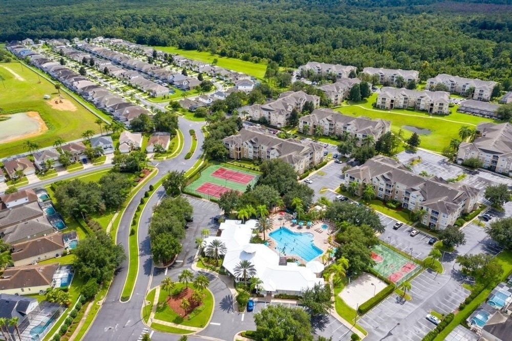 undefined Immaculate 4 Bedrooms 3 Bathroom In Windsor Palms Villa by RedAwning 8