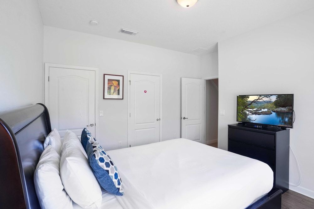 Private Pool Getaway! Near Theme Parks! House (4 Bedrooms) 7