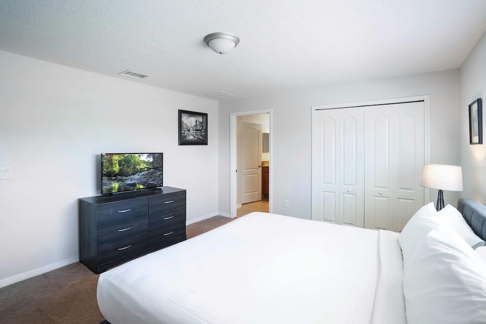 Private Pool Getaway! Near Theme Parks! House (4 Bedrooms) 2