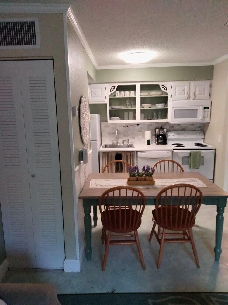 Tropical Enchanted Oaks Villa Luxury Villa, 1 King Bed, Non Smoking, Courtyard View 4