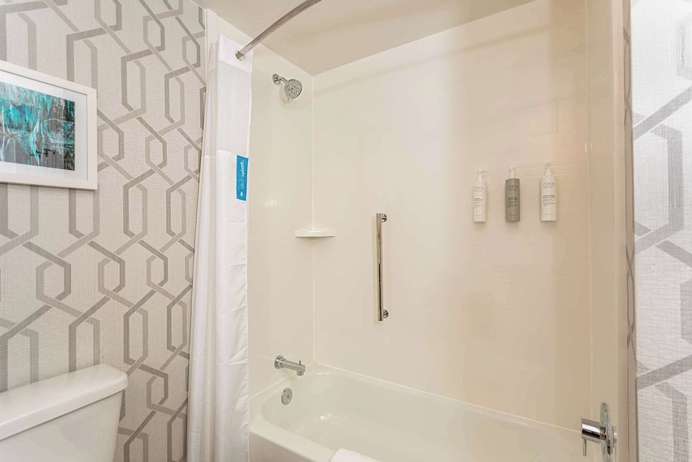 Hampton Inn Marianna I-10 Room, 1 King Bed, Refrigerator & Microwave 5