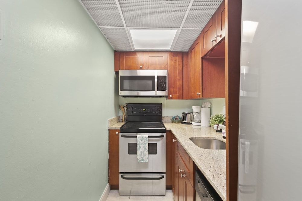 undefined 2 Bedroom Deluxe Apt on Collins Ave 8