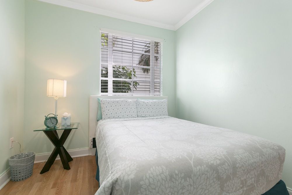 undefined 2 Bedroom Deluxe Apt on Collins Ave 3