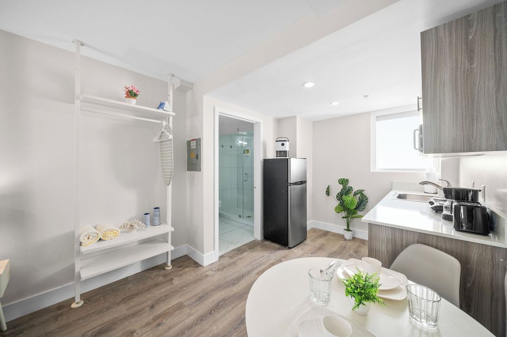 Samantha Apartments by Lowkl Standard Queen Studio w/ Kitchen 6