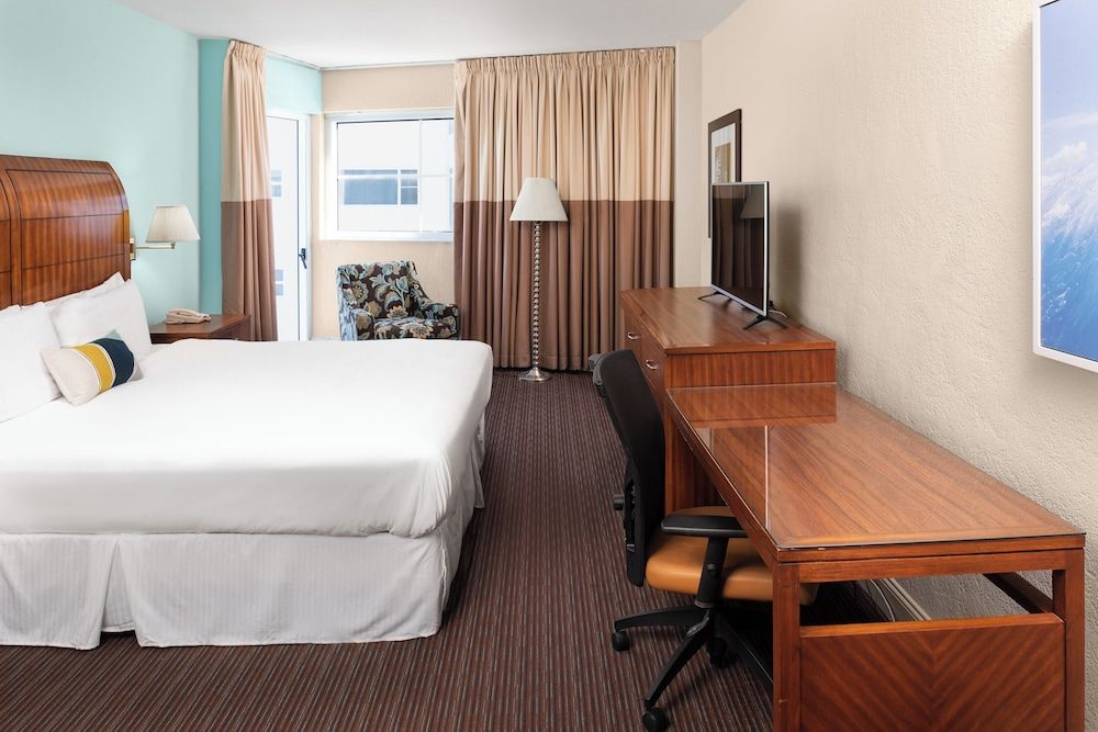 Sherry Frontenac Oceanfront Hotel City View King 2