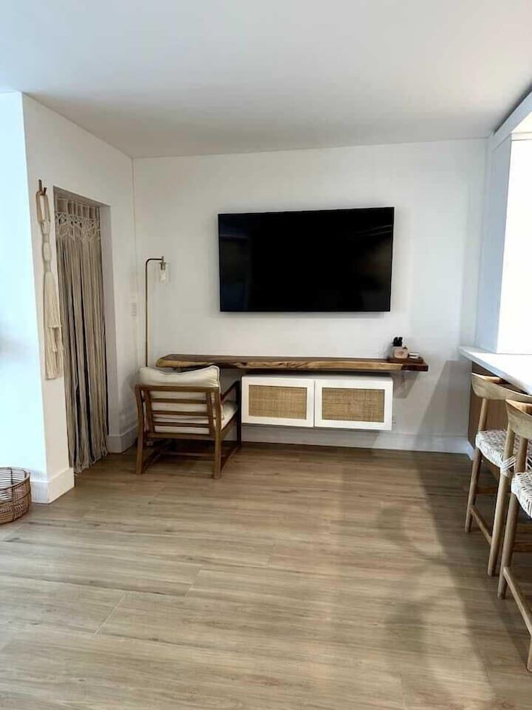 One of a Kind - Ocean View Luxury Condo Studio, Balcony 7