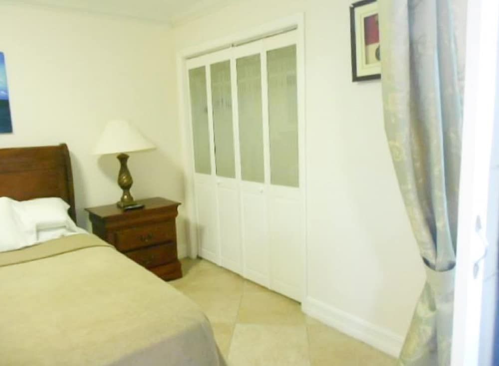 Castle Beach Private Family Apartment, Multiple Beds, City View 2