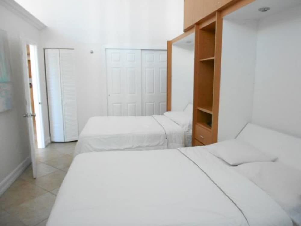 Castle Beach Private Family Apartment, Multiple Beds, City View 4