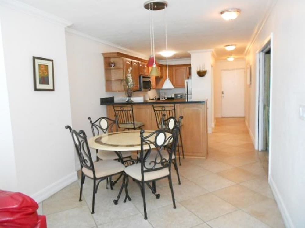 Castle Beach Private Family Apartment, Multiple Beds, City View 6