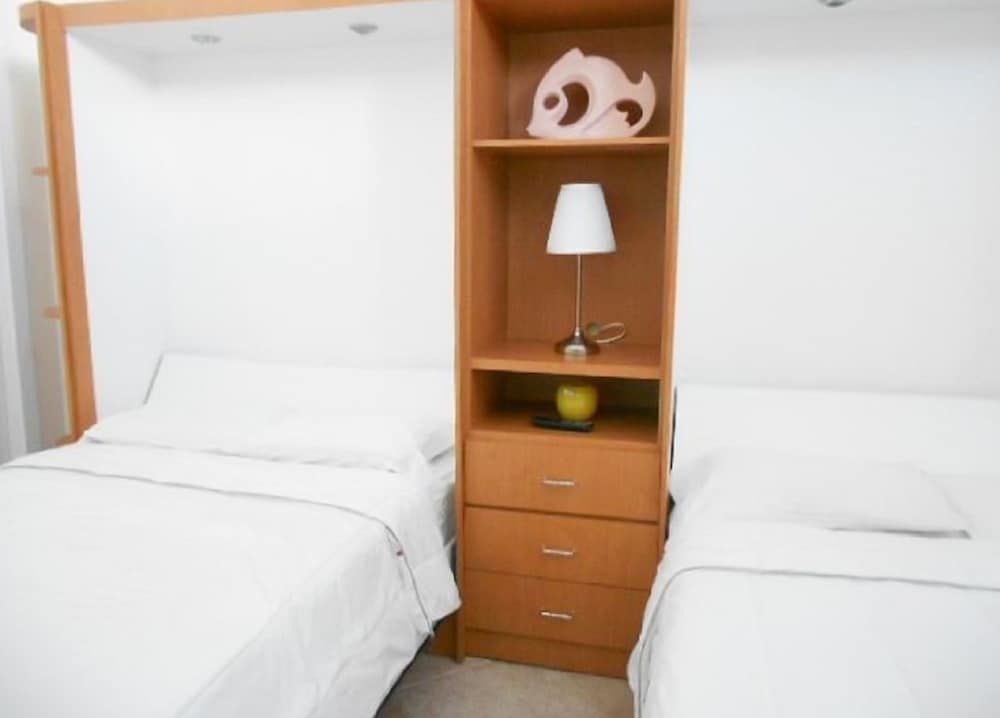 Castle Beach Private Family Apartment, Multiple Beds, City View 3