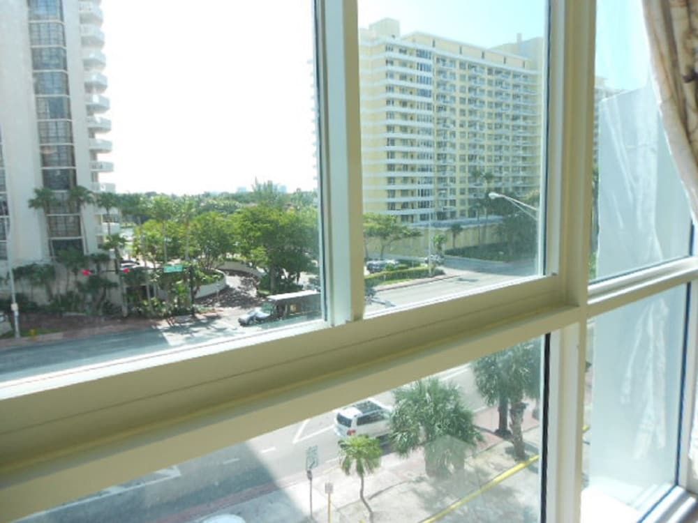 Castle Beach Private Family Apartment, Multiple Beds, City View 8