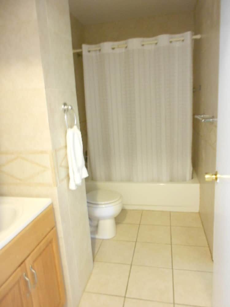 Castle Beach Private Family Apartment, Multiple Beds, City View 7