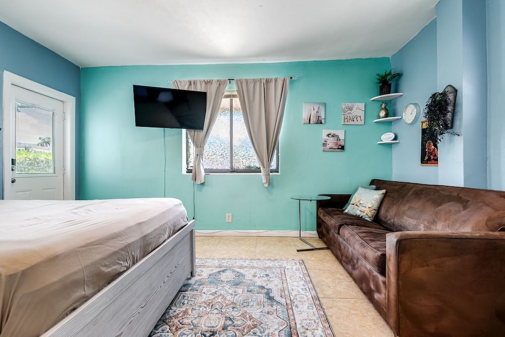 undefined Studio Townhouse 2 blocks from Beach 8