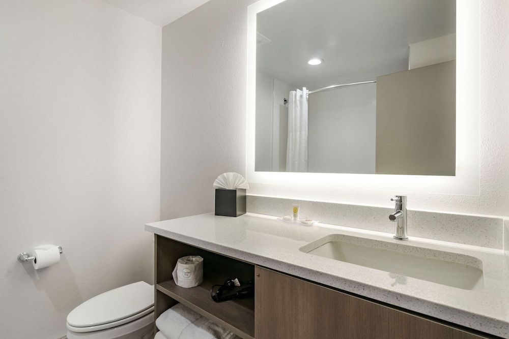 Comfort Inn & Suites New Port Richey Downtown District Room, 2 Queen Beds, Accessible, Non Smoking 4