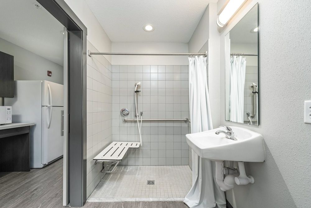 Ocala Suites Deluxe Suite With Full Kitchen-ADA (Walk-In Shower) A 5