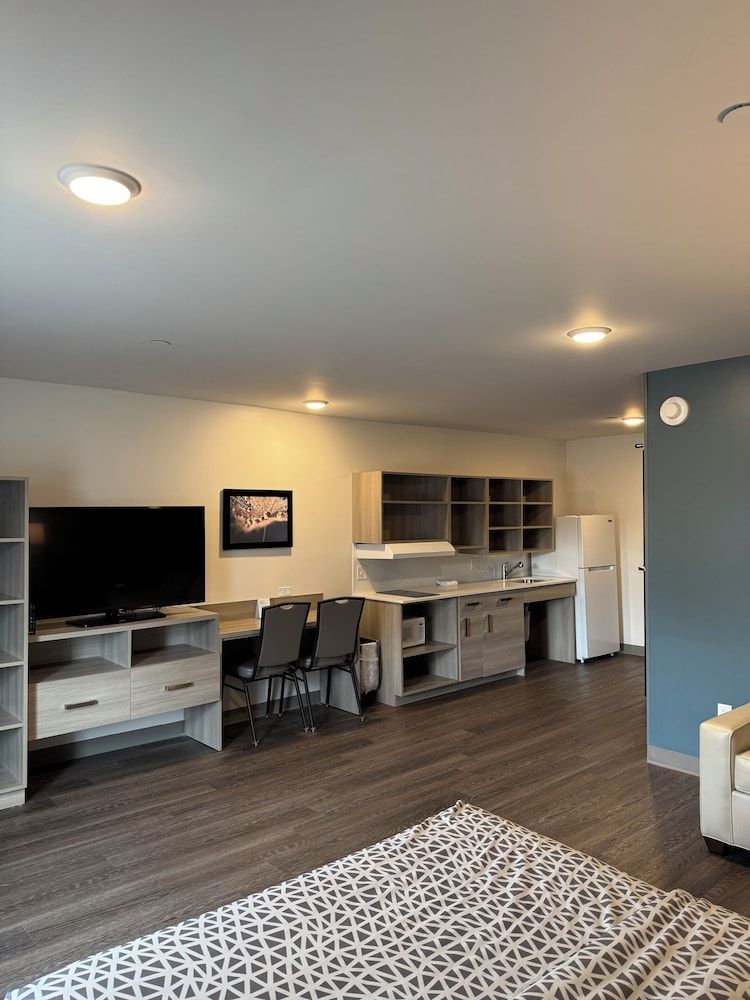 Woodspring Suites Jacksonville Orange Park Queen Suite w/ Dishwasher (Dishes/Cookware Included) Accessible Roll-in Shower 4