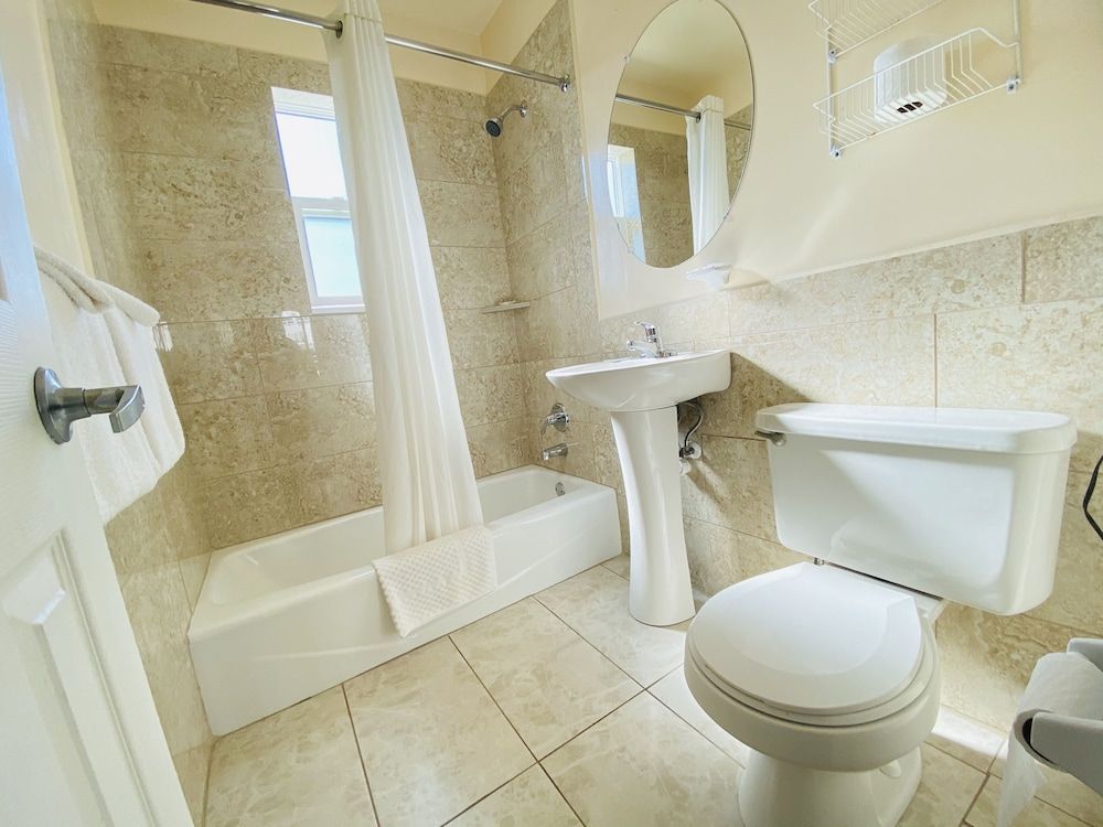 A1A Super Inn Standard Room, 1 King Bed 3