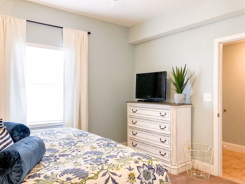 Condo, 1 King Bed with Sofa bed (Laketown Wharf 802)