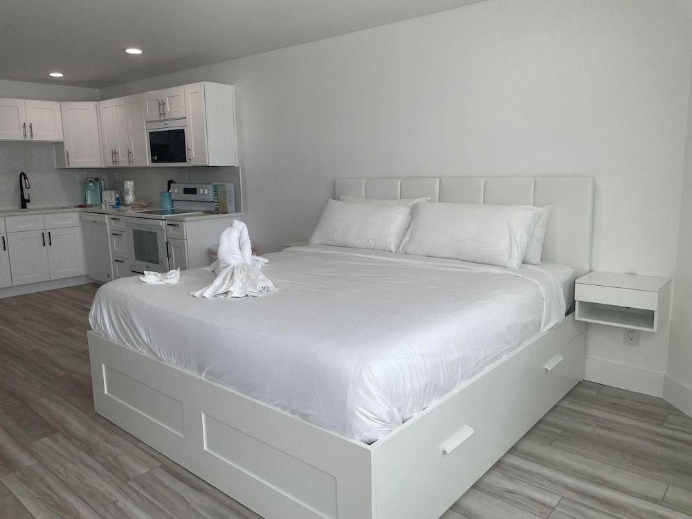 Studio, 1 King Bed with Sofa bed (Top of the Gulf 815 )