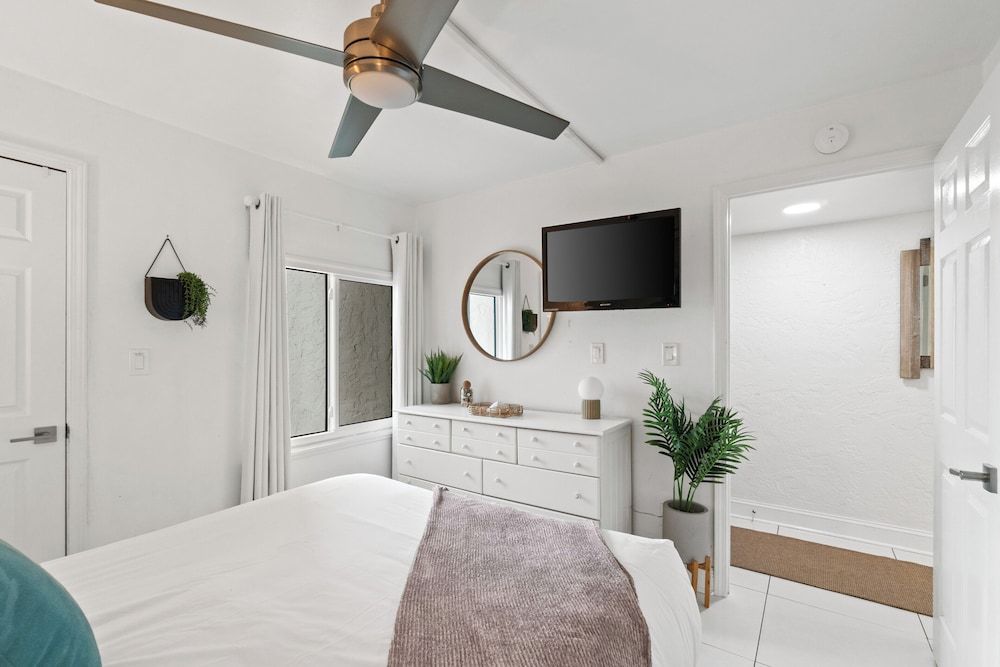 Condo, 4 Bedrooms, Balcony, Beachside (A14)