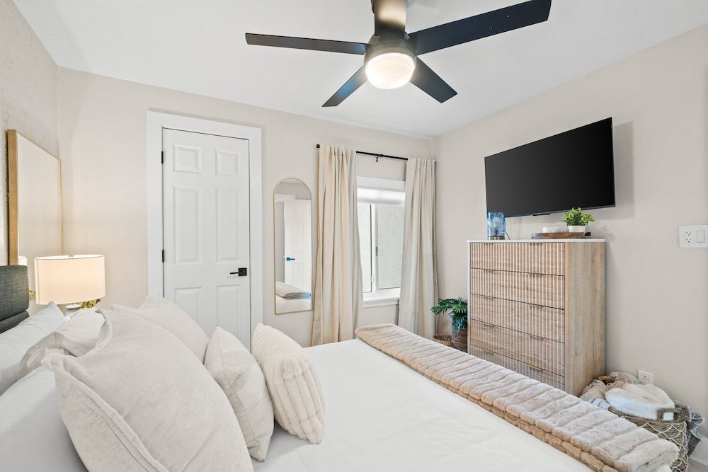 Condo, 4 Bedrooms, Balcony, Beachside (A17)