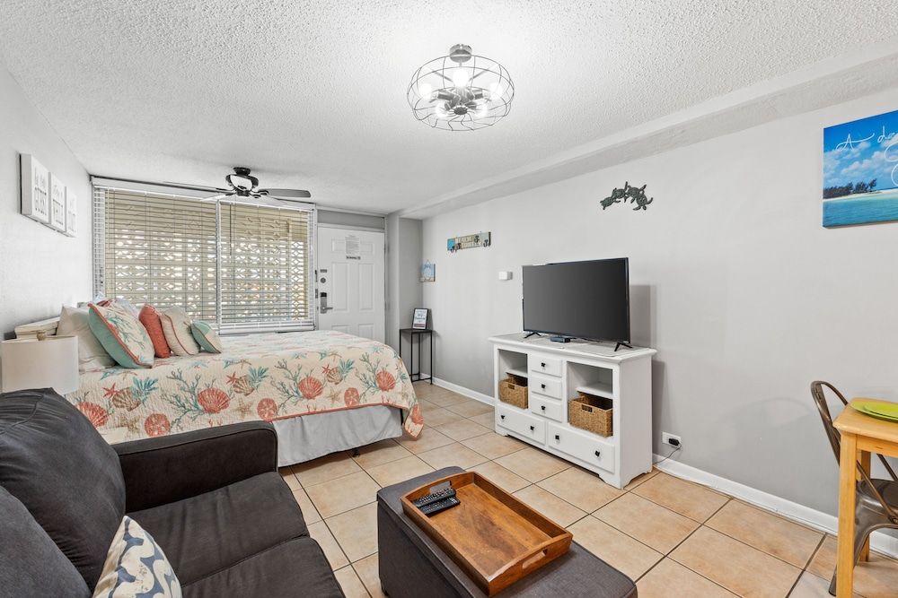 Studio, Pool Access, Ocean View (400)