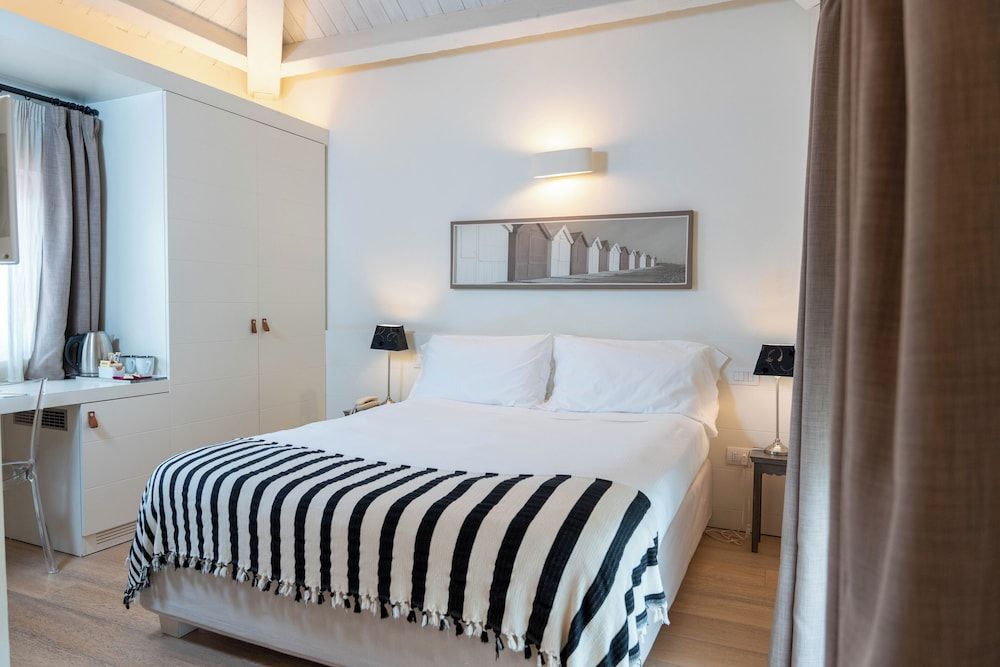 Hotel 900 Double Room Single Use (Style)