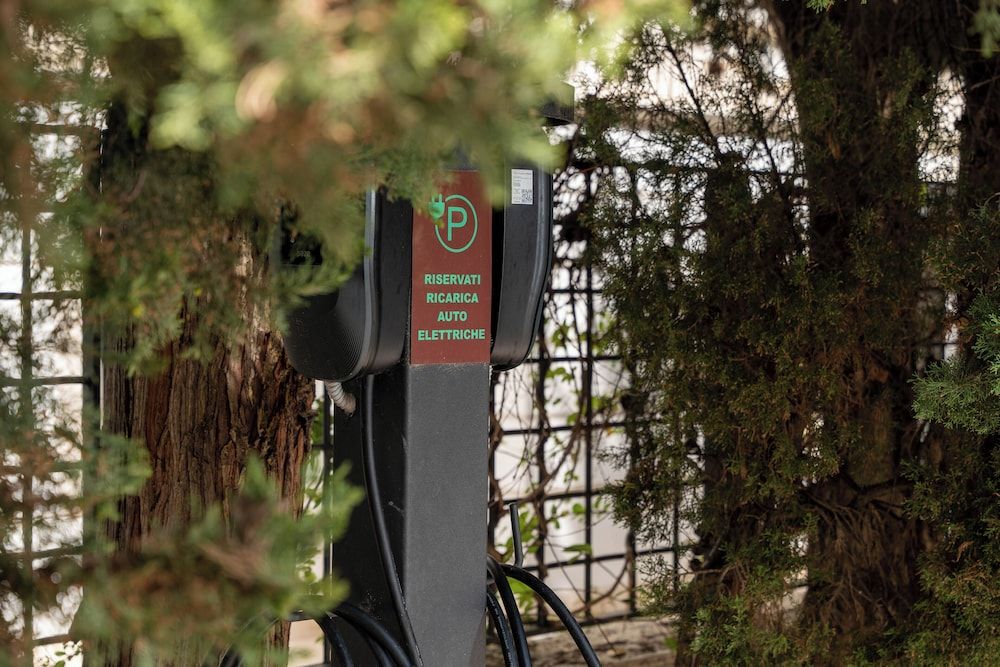 Electric vehicle charging station