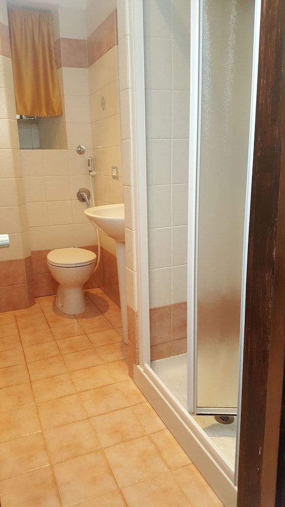 GR House di Giorgio Rossi Standard Double or Twin Room, Multiple Beds, Private Bathroom, Ground Floor 4