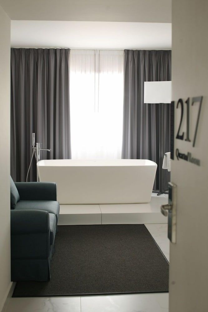 VIP Suite, Land View
