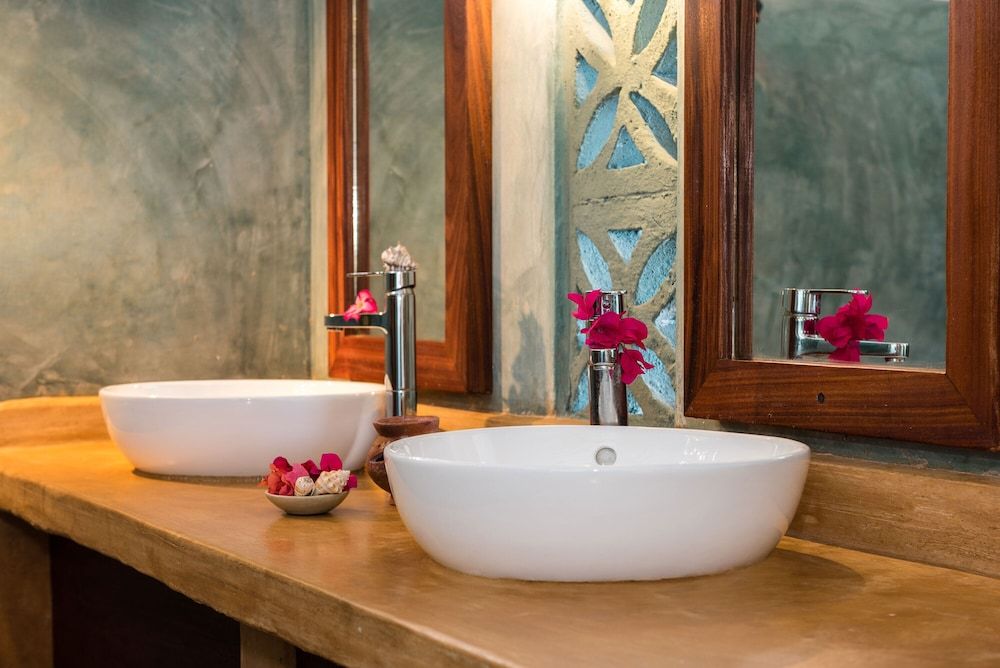 Sunshine Marine Lodge Suite with Ocean View 3