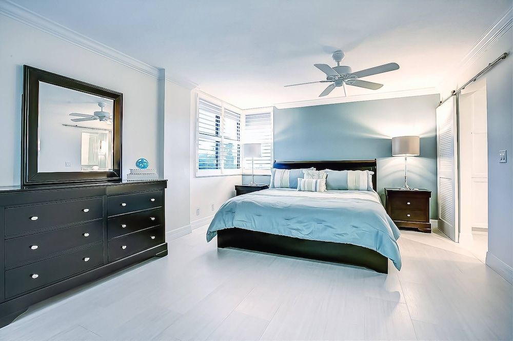 Condo (Harbor Towers Modern 3BR with den)