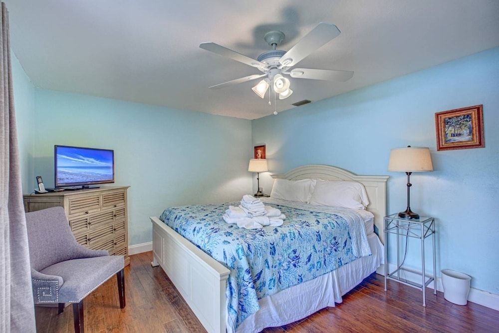 Condo (Jamaica Royale 2BR TownHome)